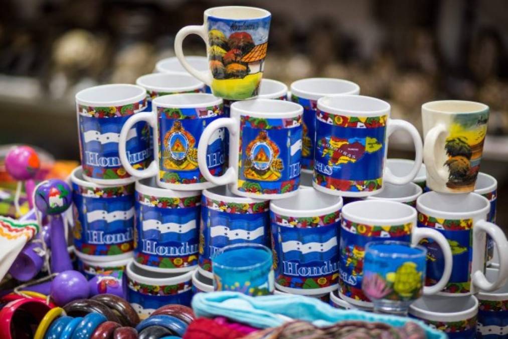 En Guamilito hay coloridas tazas con motivos nacionales.