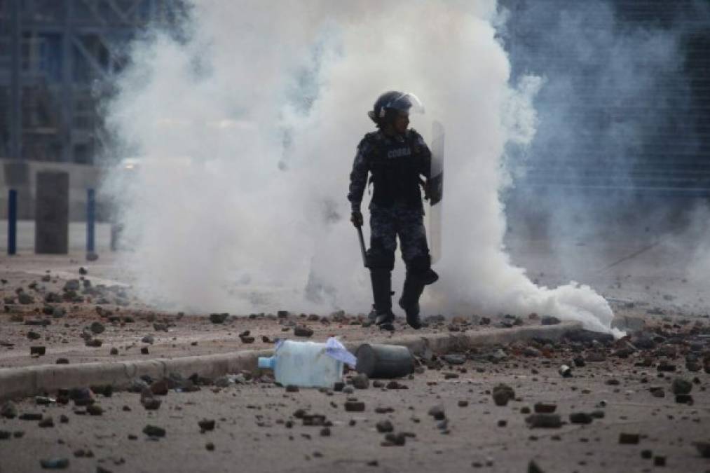 Los agentes del orden deben intervenir en las tomas que los estudiantes realizan en el boulevar Suyapa de Tegucigalpa.