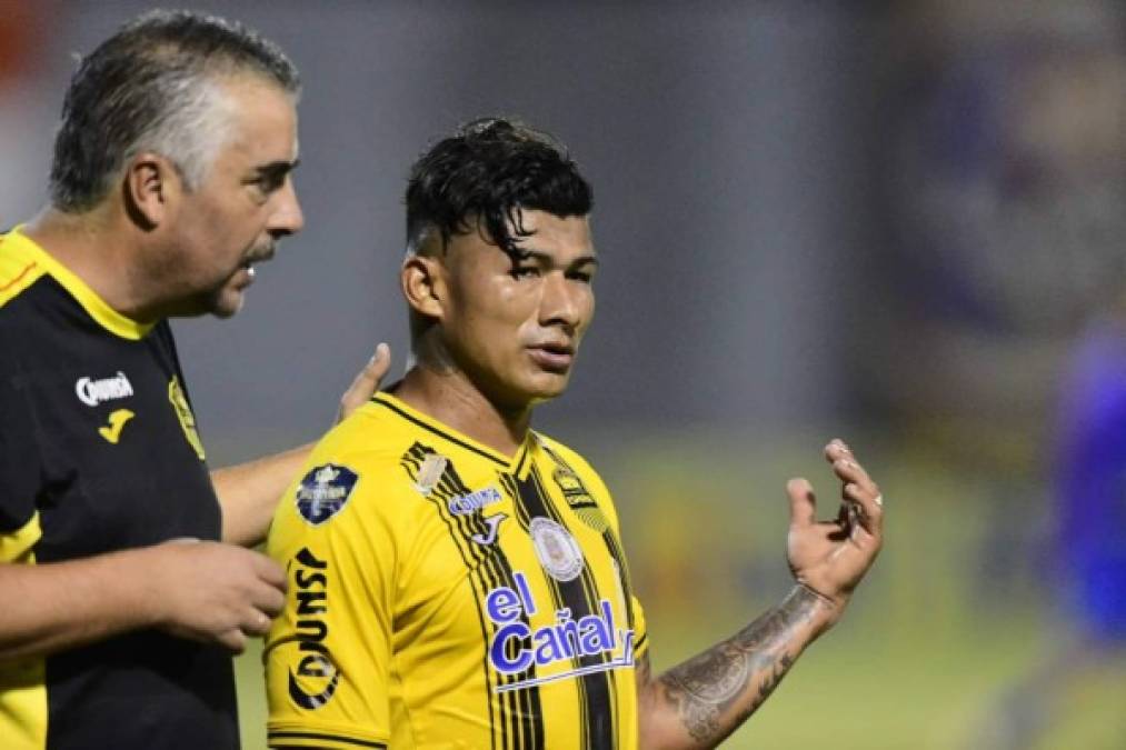 Ramiro Martínez dando indicaciones a Iván López durante el partido ante Real de Minas. Foto Yoseph Amaya