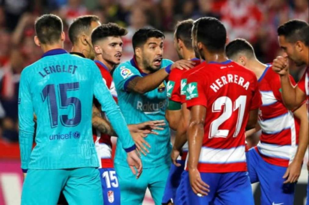 Luis Suárez haciendo 'amigos' en otro partido del Barcelona.