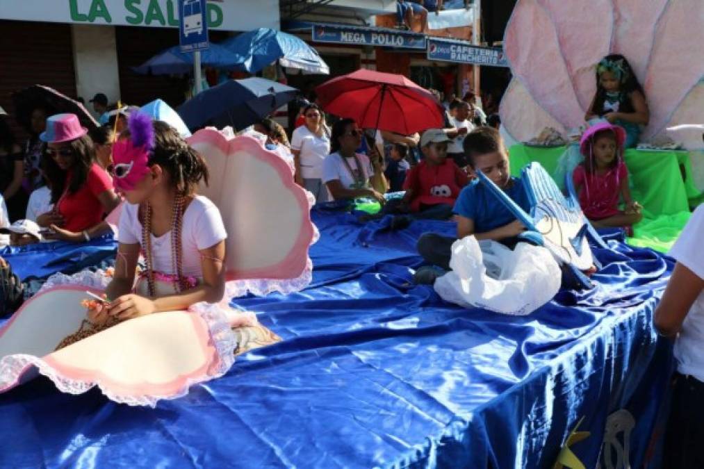 Niños participan en una carroza previo al carnaval de El Progreso, ciudad fundada el 19 de octubre de 1892.