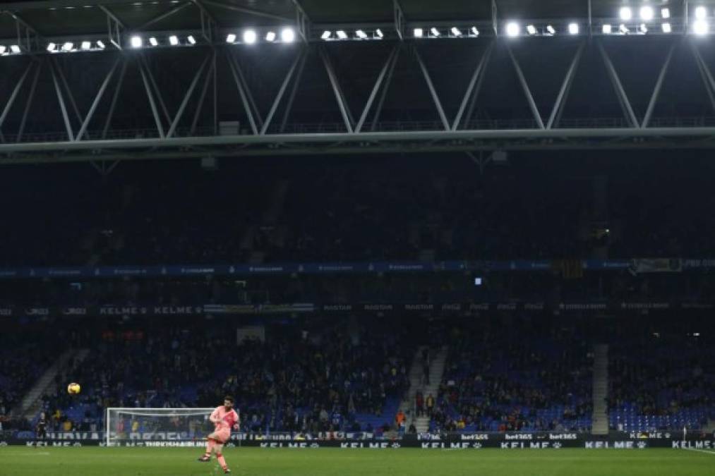 Imagen panorámica del segundo tiro libre de Messi.