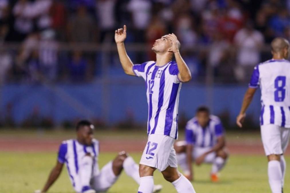 Jonathan Rubio celebrando la victoria de Honduras al final del partido contra Chile.