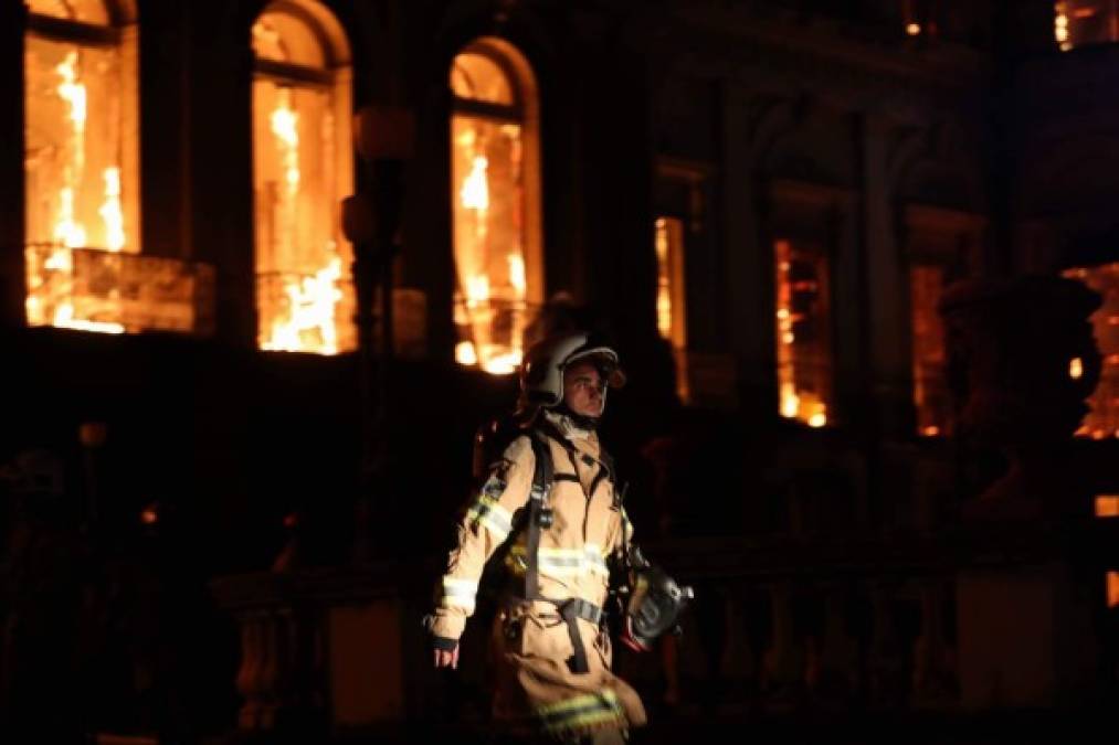 El fuego, cuyo origen se desconoce, comenzó en el recinto en torno a las 19.30 horas del domingo, cuando el museo ya estaba cerrado al público.