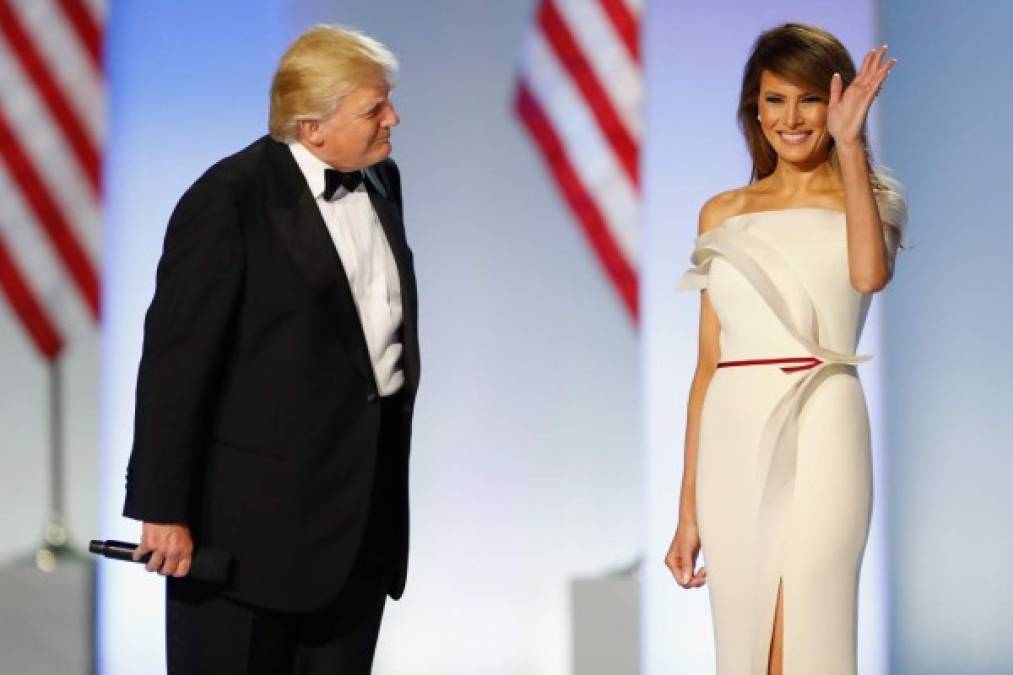 La primera dama norteamericana Melania Trump, una vez más, hizo gala de su elegancia y buen gusto al vestir. El largo vestido fluía a través de sus seis capas, contaba con una atrevida hendidura que dejaba ver las piernas y sorprendía con un pequeño detalle: una delgada cinta roja de falla en la cintura.