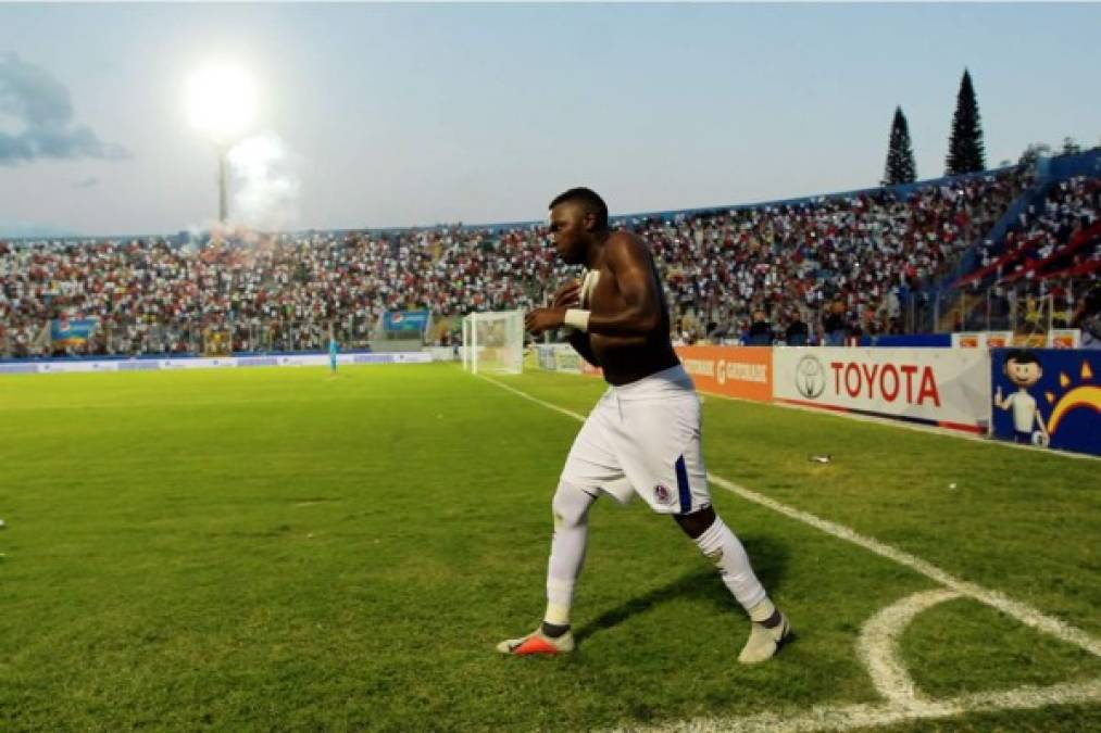 Elmer Güity celebrando su golazo.