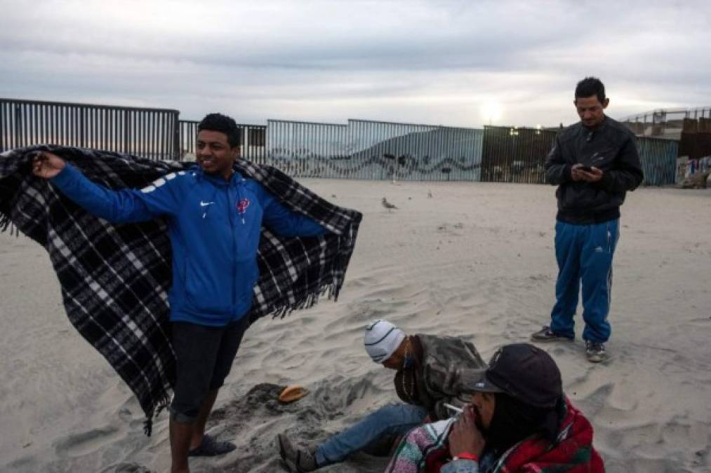 Un primer grupo de migrantes que llegó ayer a Tijuana decidió dormir en la playa ante la falta de espacio en los albergues.