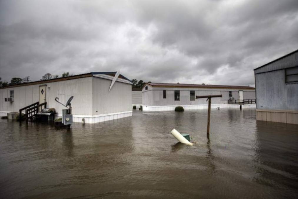 El número de muertes relacionadas con el paso del huracán Florence por la costa sureste de Estados Unidos aumentó a 18 con el fallecimiento de un bebé de un año arrastrado por la corriente, informaron hoy medios locales.