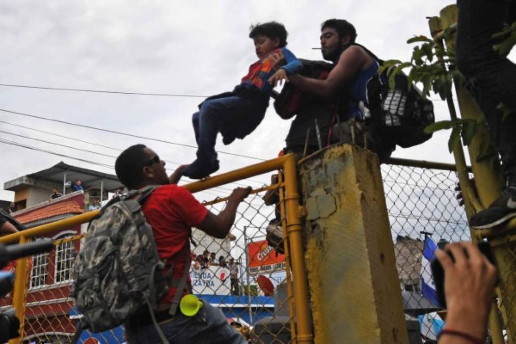 Así saltaron el cerco fronterizo los hondureños en México. Dramático. Foto AFP