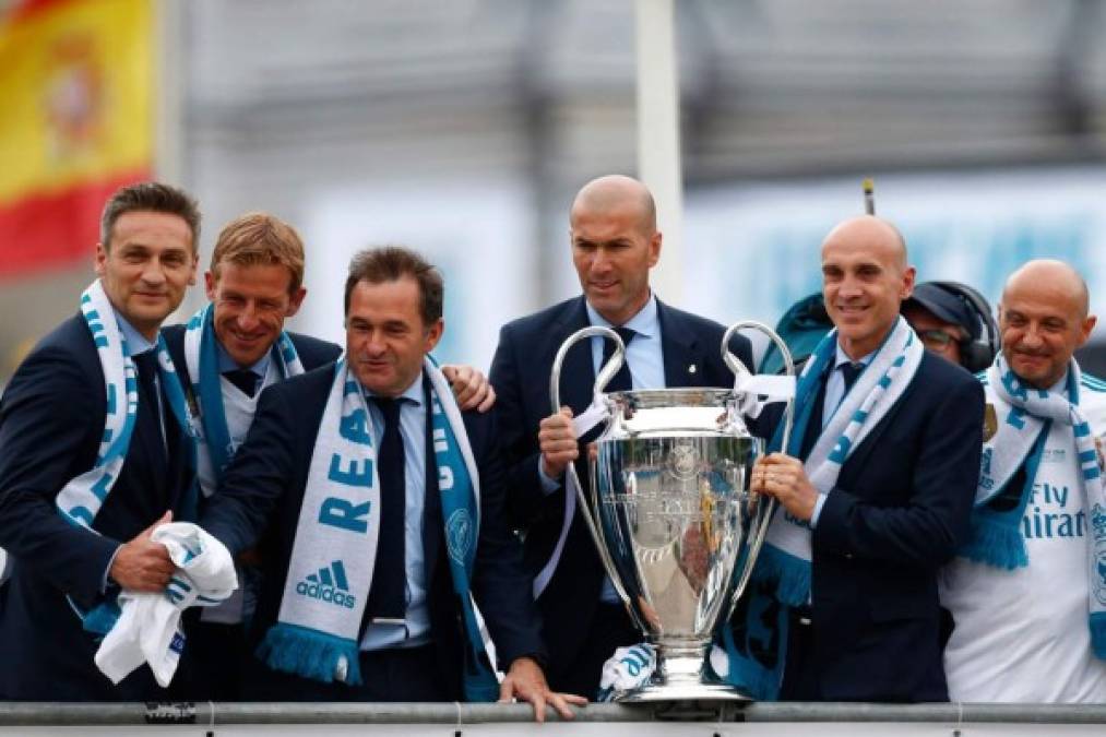 Zinedine Zidane con su staff técnico.