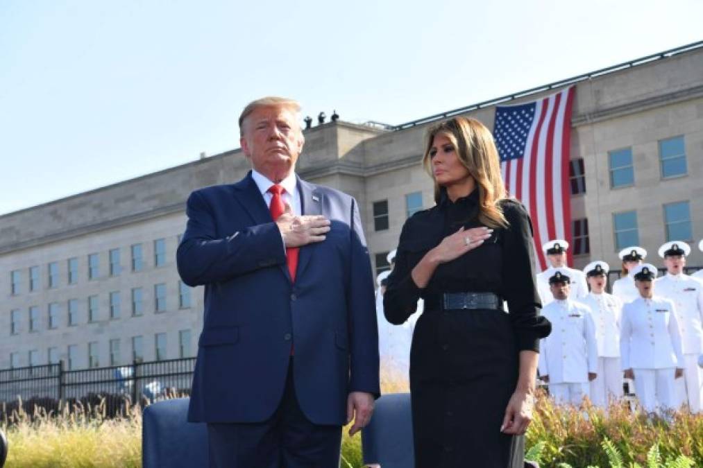 Melania lució impecable como siempre, un vestido color negro a la rodilla y manga larga, que acompañó con un cinturon que marcaba su cintura.