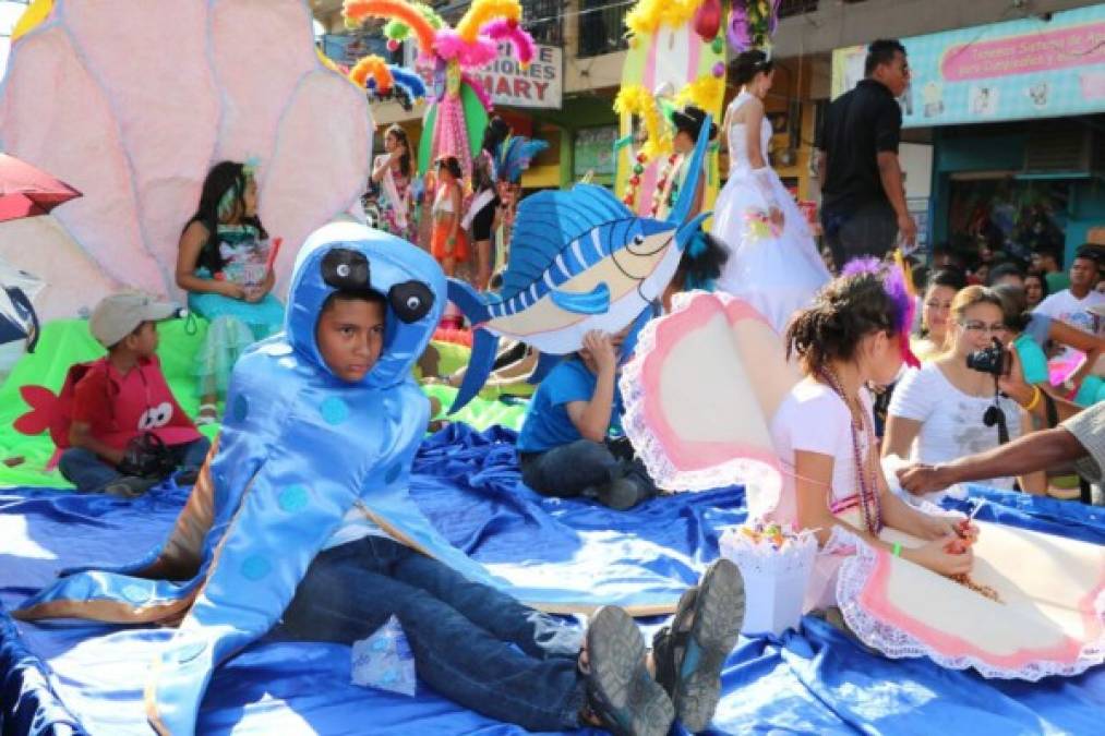 Niños participan en una carroza previo al carnaval de El Progreso, ciudad fundada el 19 de octubre de 1892.