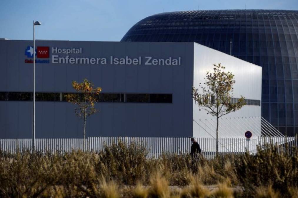 El nuevo centro 'Enfermera Isabel Zendal', ubicado muy cerca del aeropuerto internacional de la capital española, fue inaugurado por la presidenta de la región de Madrid y promotora del proyecto, la conservadora Isabel Díaz Ayuso, del Partido Popular (PP).