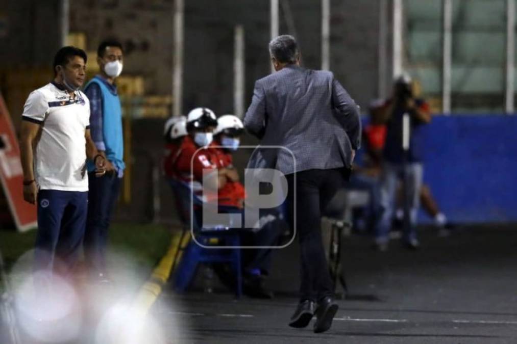 El entrenador del Motagua pegó esta carrera después de ser expulsado por Armando Castro.