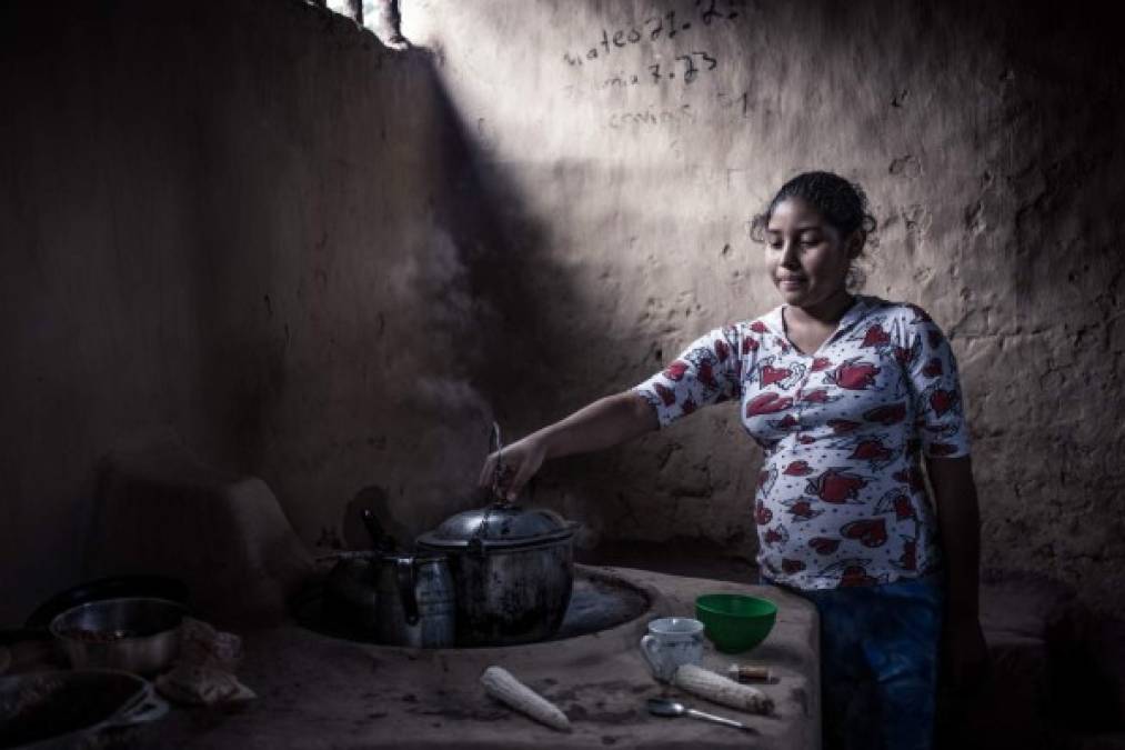 Las humildes hornillas y calderos evidencian las condiciones en las que viven los tolupanes. Su dieta se basa en la tortilla y verduras cosechadas por ellos mismos.