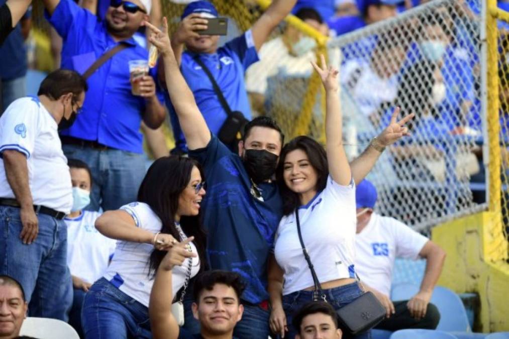 ¡Qué afortunado! Este hincha catracho muy bien acompañado por dos guapas hondureñas.