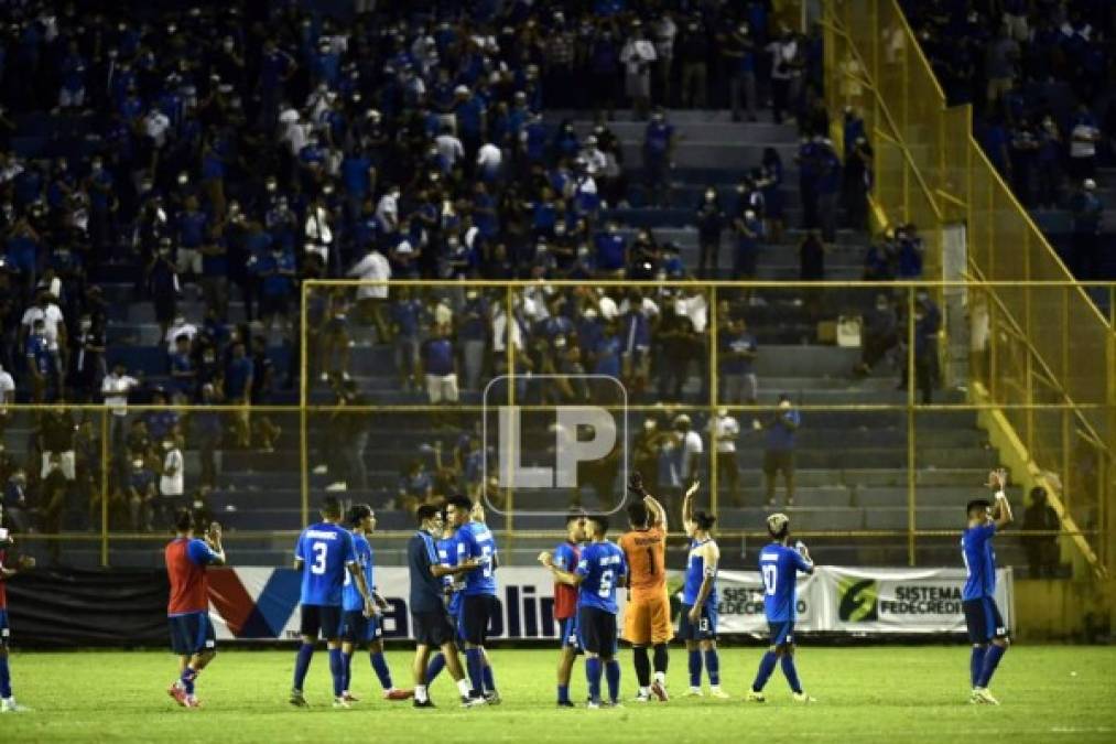 Los jugadores de El Salvador agradeciendo el apoyo de sus aficionados.