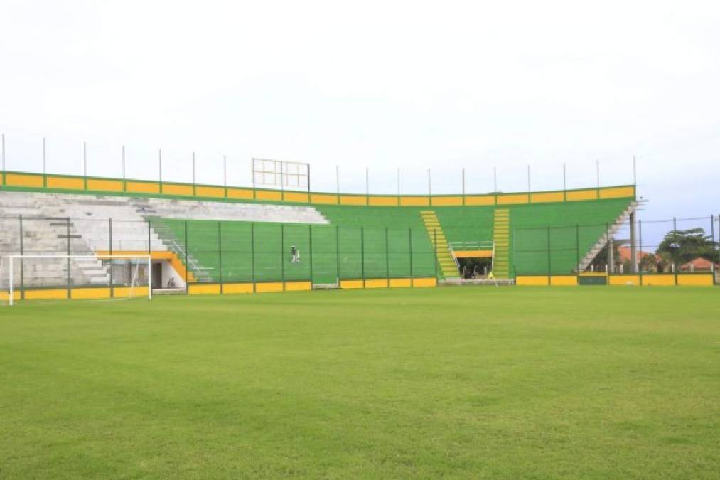 100 metros de longitud es la medida oficial de la cancha. Reúne las condiciones establecidas por la FIFA.