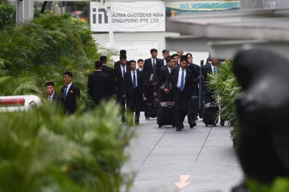 Una comitiva de los miembros de seguridad de Kim Jong-un llegaron el sábado al hotel St. Regis para preparar los dispositivos de seguridad para el líder norcoreano. Los agentes llevaron el inodoro que usará Kim durante su estadía en Singapur.