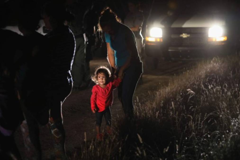 La menor y su madre, que fueron únicamente identificadas como hondureñas, fueron enviadas a un centro de detención donde posiblemente serán separadas, según informó el fotógrafo de AFP.