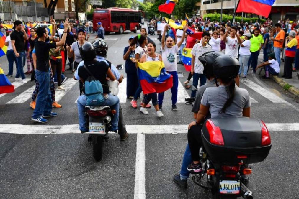 Desesperados por la falta de agua y alimentos, los venezolanos salieron esta tarde a las calles para protestar contra Maduro, a quien culpan de los frecuentes apagones que afectan a todo el país.