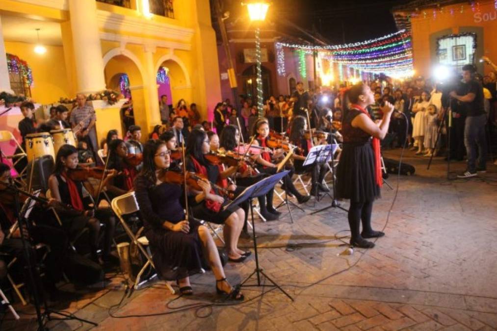 “Agradecemos a Dios que nos permite un año más compartir con ustedes este gran evento como es el cierre del año y la bienvenida de otro frente al reloj más antiguo de América funcionando', expresó, Carlos Miranda, alcalde municipal de Comayagua.