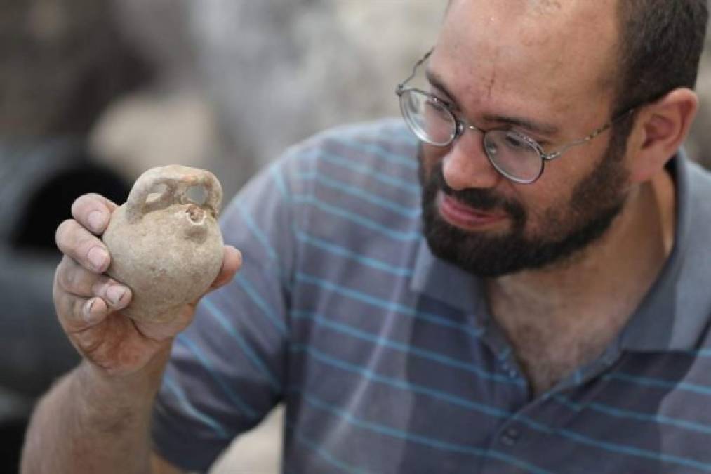 Los jarros y cuencos estaban decorados con el estilo conocido como 'resbalón rojo y pulido a mano', típico del periodo del reinado de David, además de tarros medianos y largos utilizados para almacenar aceite y vino.