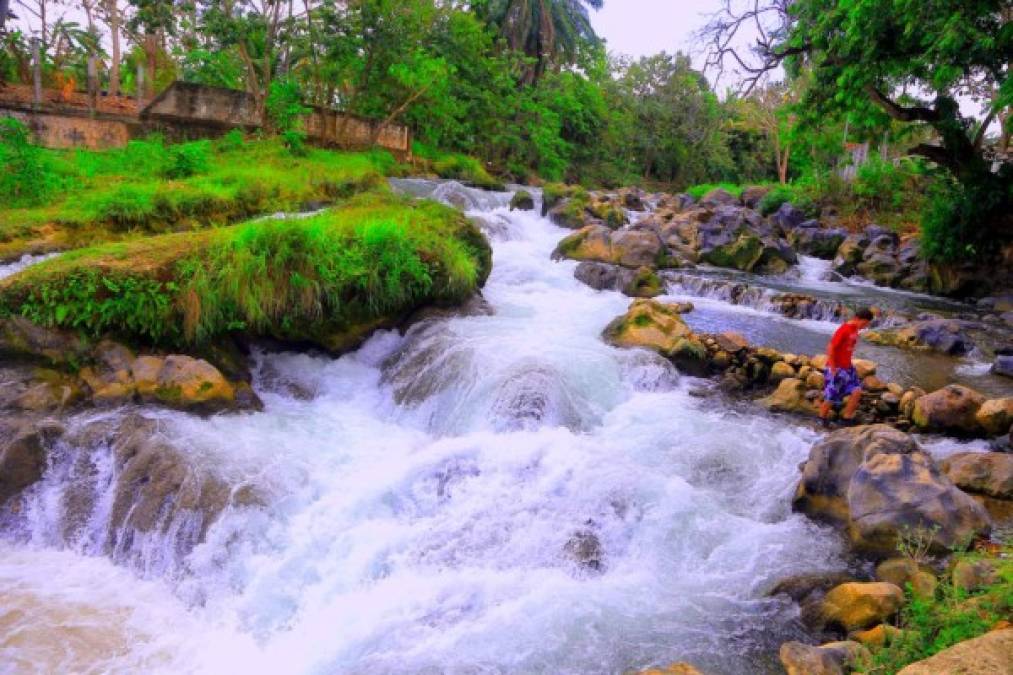 Pasados los frentes fríos llega el cálido ambiente del verano que invita a refrescarse en alguno de los muchos centros recreativos que hay en el país, entre ellos en el sector de Río Lindo, Cortés. Haciendo honor a su nombre este caudal de aguas transparentes.