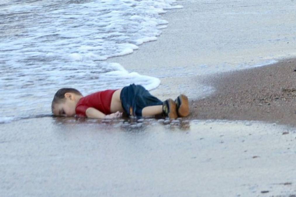 La foto de un niño ahogado en una playa de Turquía, tras el naufragio de dos embarcaciones de refugiados sirios, generó conmoción en el mundo, mostrando el drama que viven miles de migrantes que intentan llegar a Europa.