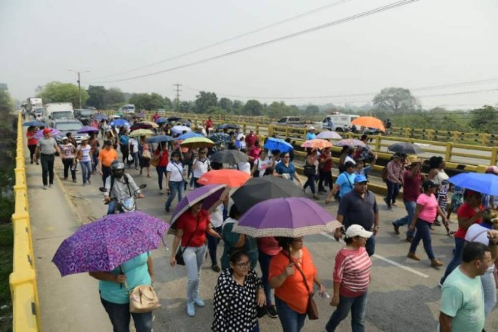 Los maestros de La Lima, Cortés, se sumaron a las protestas pacíficas. En la gráfica mientras caminaban por el principal bulevar que de ese municipio conecta a San Pedro Sula.