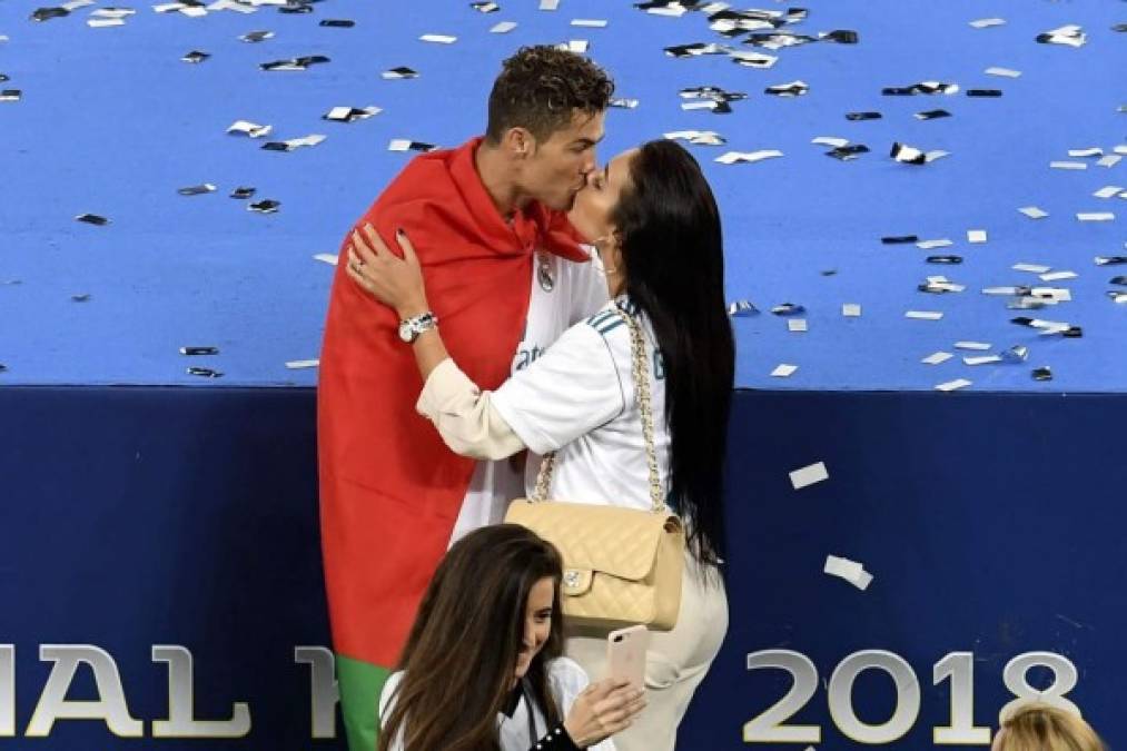 Así felicitó Georgina Rodríguez a Cristiano Ronaldo. Tremendo beso. Foto AFP