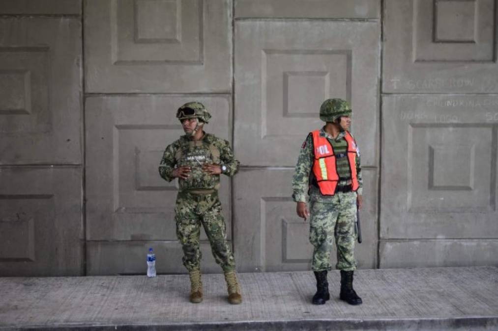 El ejército y la policía mexicana frenó una caravana de 400 migrantes que ingresó a México el pasado miércoles.