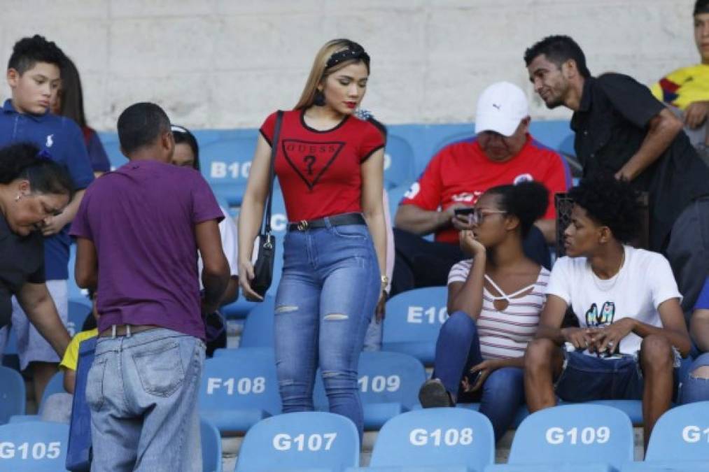 Cecilia Landa es la bella novia del mediocampista Deybi Flores del Olimpia.