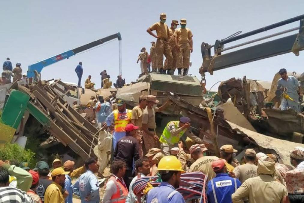 Más de 300 personas murieron y 700 resultaron heridas en 1990 cuando un tren de 16 vagones con exceso de peso chocó contra un tren de mercancías estacionado cerca de la ciudad de Sukkur.