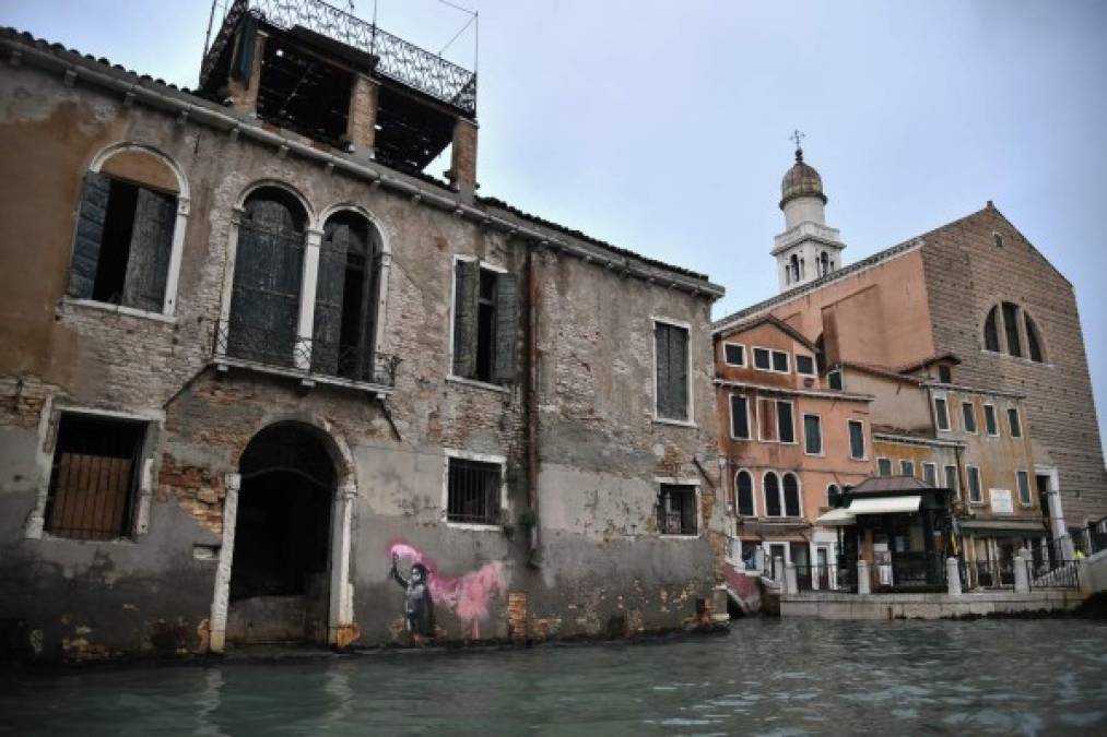 Una marea de una magnitud excepcional de 1,87 metros golpeó el martes la Ciudad de los Dogos, sorprendiendo a los turistas que merodeaban por las callejuelas inundadas mientras un poderoso Sirocco (viento) lanzaba olas en la Plaza San Marcos.