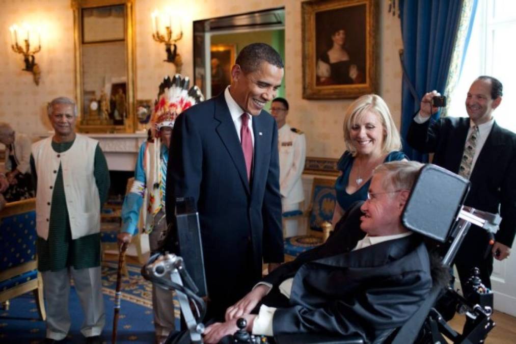 El expresidente estadounidense Barack Obama también se despidió de Hawking con un mensaje en Twitter. 'Diviértete entre las estrellas', escribió el exmandatario.