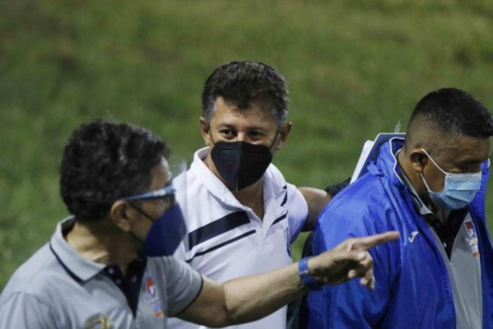 El saludo entre los técnicos Mauro Reyes y Salomón Nazar previo al inicio del partido. Foto Neptalí Romero