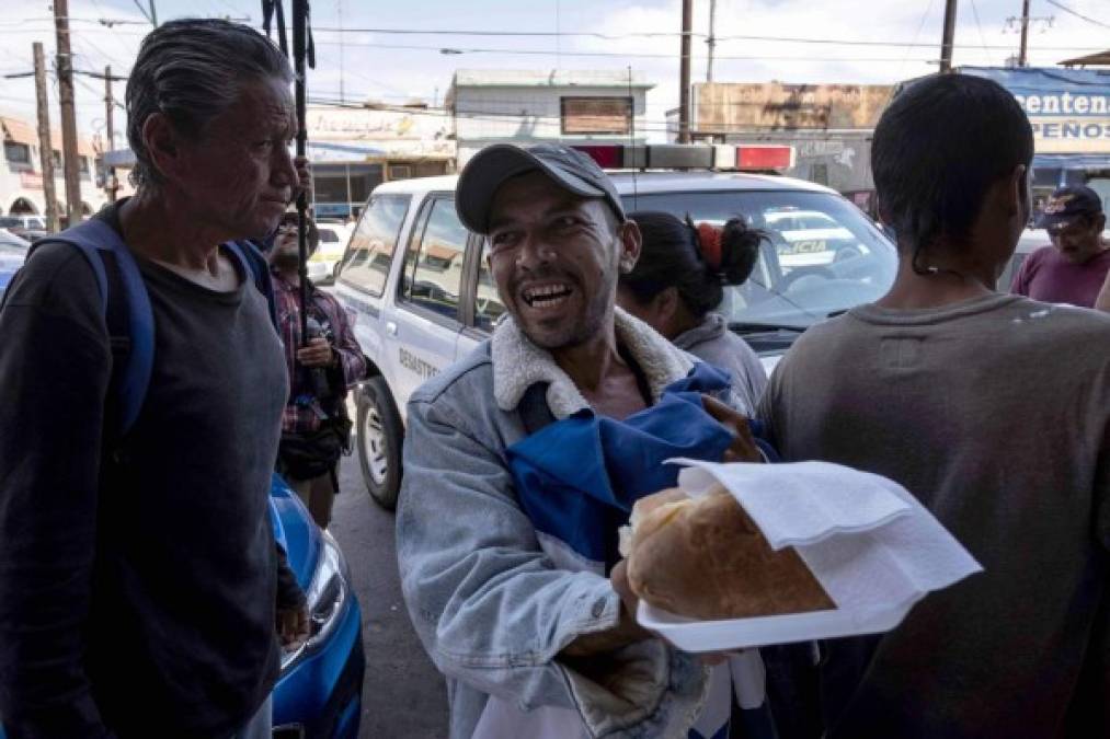 Los migrantes hondureños comenzaron a llegar desde el domingo a la fronteriza Tijuana, y al menos 50 indocumentados ya cruzaron la frontera en San Diego, California, donde se entregaron a la Patrulla Fronteriza, solicitando asilo.