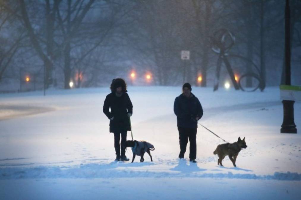 Los estados de Nueva York y Nueva Jersey declararon estado de emergencia desde la medianoche y Connecticut anunció una prohibición de viajes desde las 05H00 del martes.