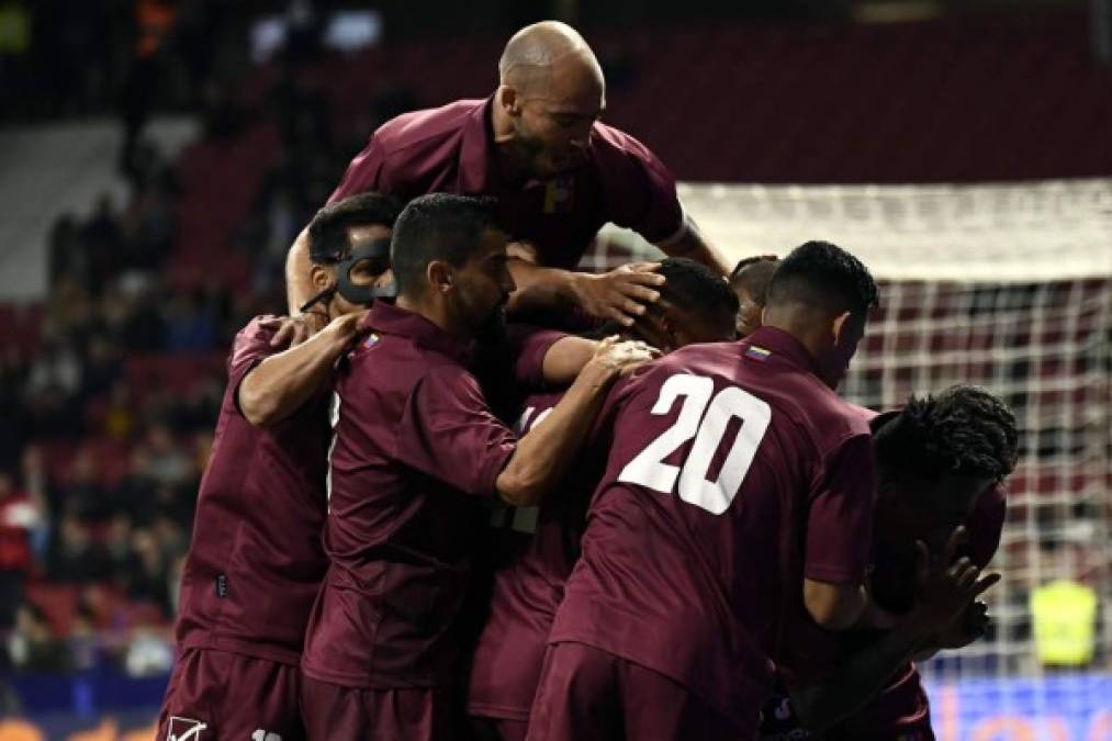 La celebración de los jugadores de Venezuela tras el golazo de Jhon Murillo.