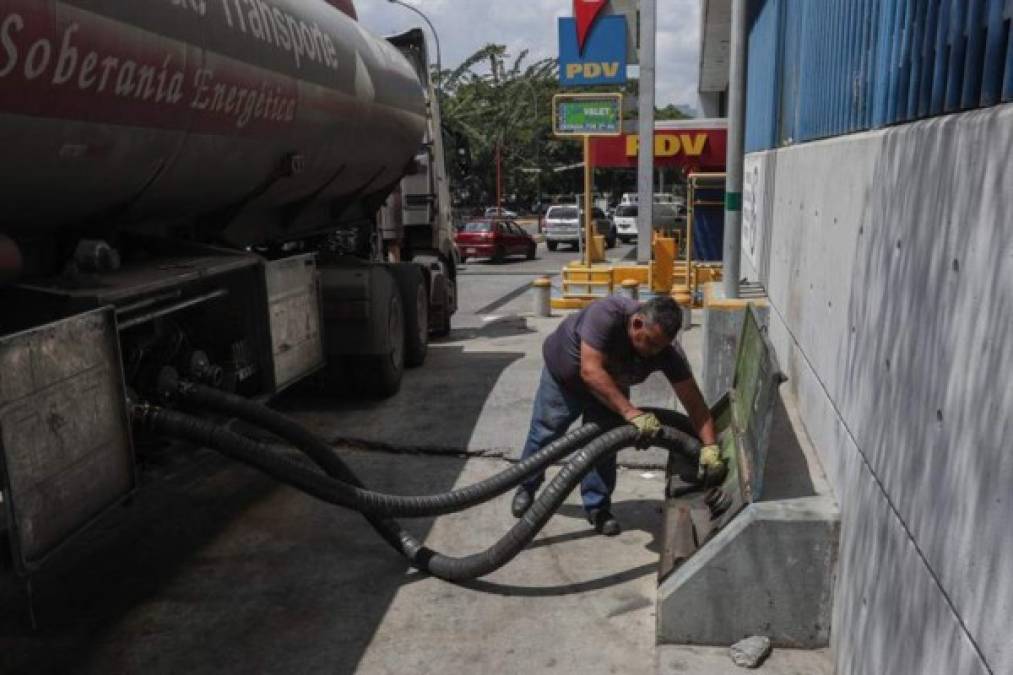 El país tiene la gasolina más barata del mundo -con un dólar se compran 5.400 litros-, pero la dificultad es conseguirla.