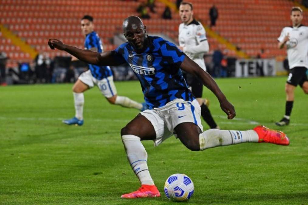 Lukaku: El delantero belga ha señalado que seguirá en las filas del Inter de Milán de cara a la próxima campaña: ''Me me quedo. Ya tuve contacto con el hombre que normalmente se convierte en nuestro nuevo entrenador (Simone Inzaghi). Quizás no debería decir eso todavía... pero fue una conversación muy positiva. Me siento bien en el Inter, y está el reto de volver a hacerlo (ganar el Scudetto)', dijo el belga en una entrevista en HLN. Foto AFP.