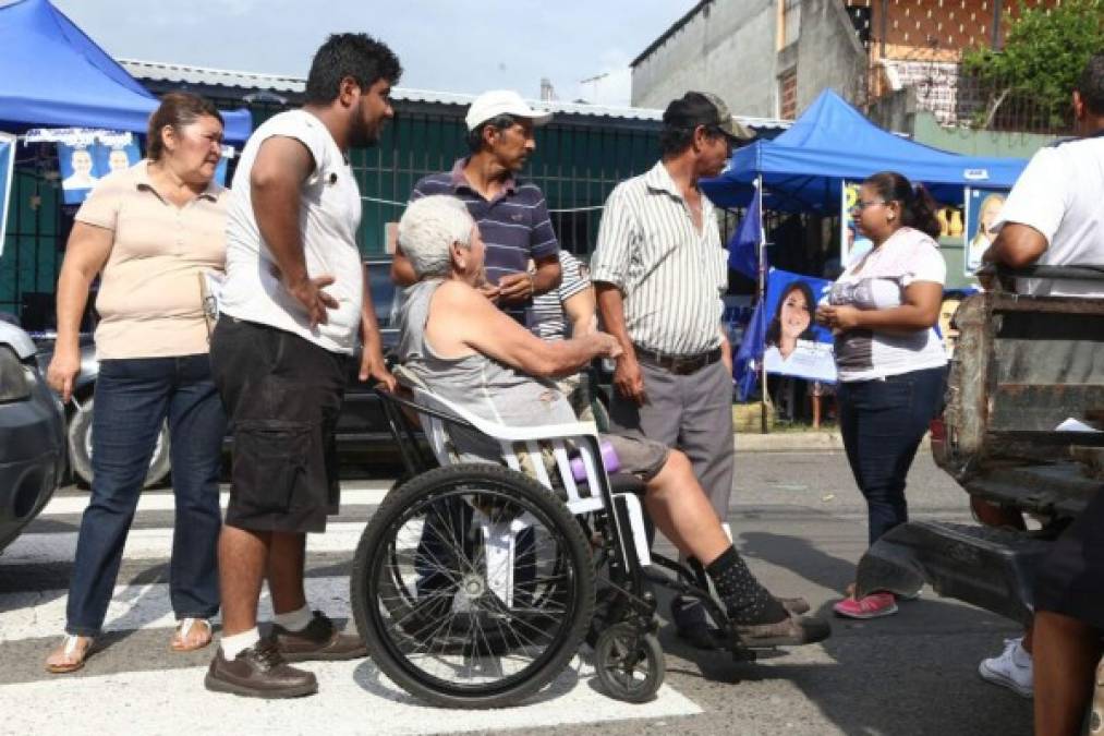 Personas con discapacidad acuden a votar en Honduras.