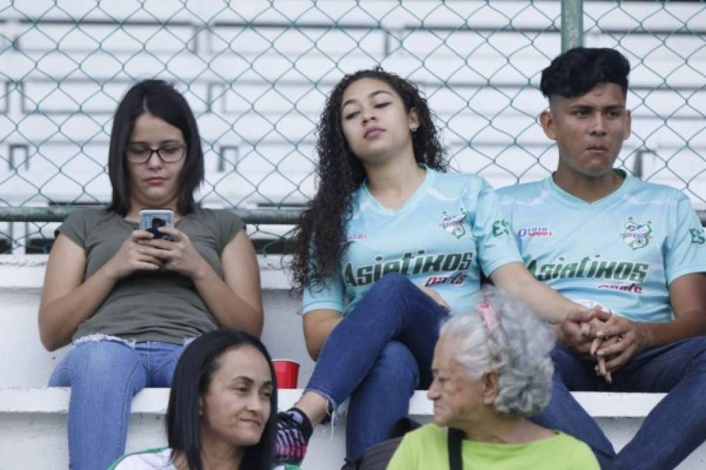 En las gradas del estadio Excélsior estuvo presente el joven jugador del Platense, Elian Matute, junto a su novia Desire García, que también es jugadora de fútbol y es parte del equipo femenino del Tiburón.