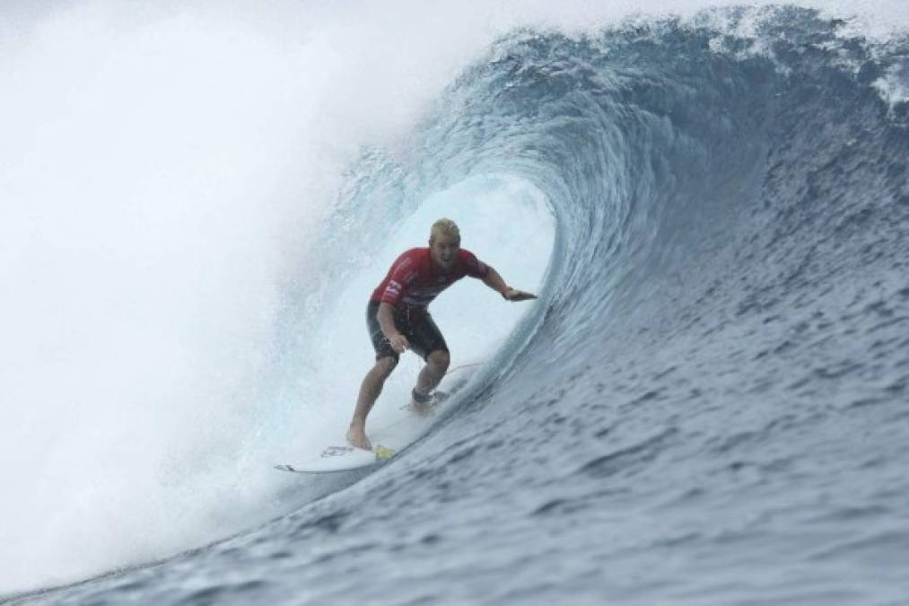 SURF. Dominando las olas. El surfista estadounidense Nat Young atraviesa una ola durante la segunda ronda del torneo Billabong Pro Tahití 2016 en Teagupo’o, Tahití, Polinesia Francesa. Foto: EFE/Kelly Cestari