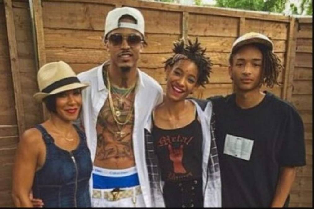 Alsina había hecho alusión a un romance con Jada en 2019 con la remezcla de la canción de Kehlani 'Nunya'. En el video musical, Alsina envía mensajes de texto con una mujer identificada como 'Koren', que es el segundo nombre de la actriz, y también le envía a la mujer un GIF de Pinkett Smith después de cantar la frase: 'Solo eres una actriz haciendo un espectáculo'.