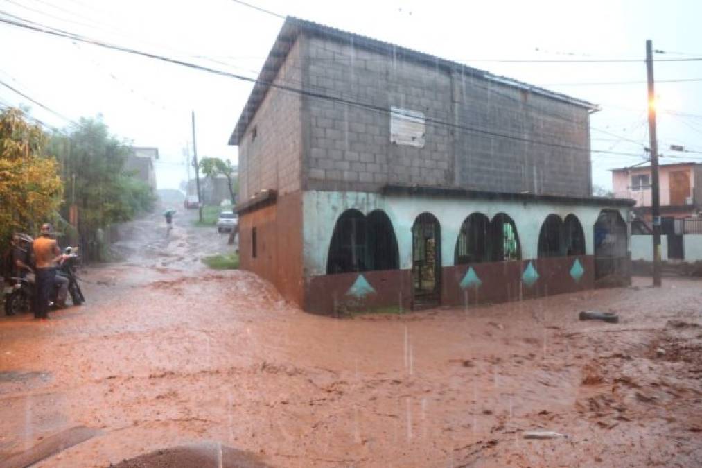 Personas quedaron atrapadas en sus propias viviendas debido a las inundaciones.