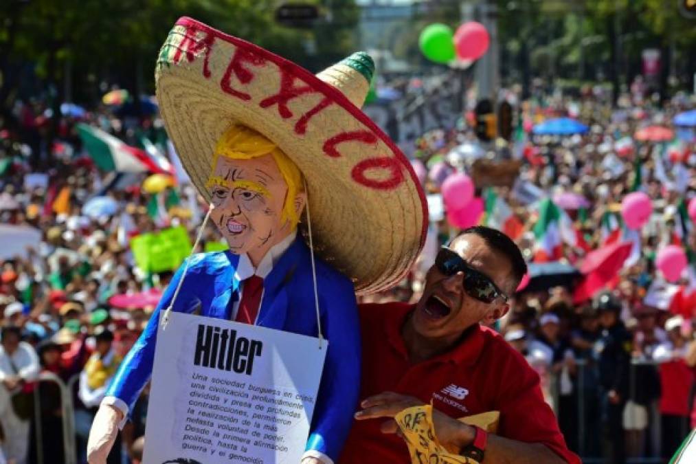 Un monigote del presidente estadounidense con un sombrero de charro.