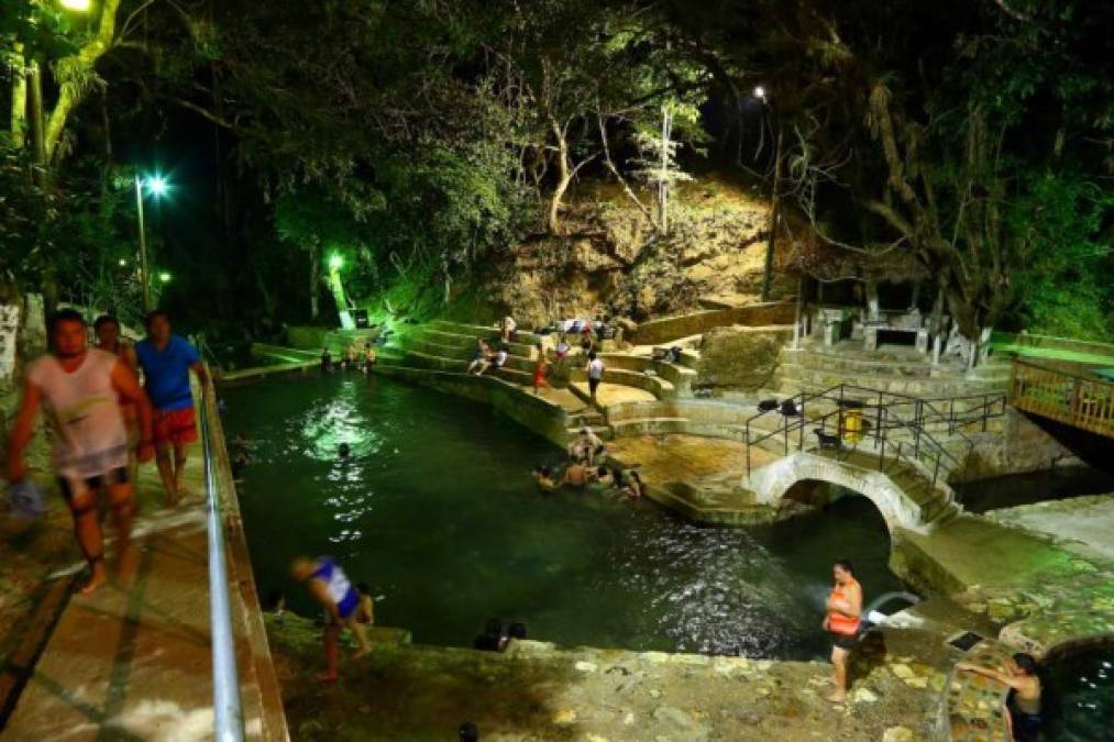 Hacia el sector de Gracias, la Ruta Lenca ofrece las afamadas aguas termales de Gracias, un espléndido lugar para la relajación y la tranquilidad.