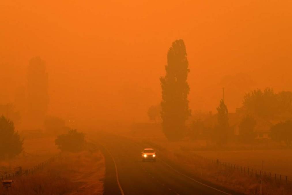 Las autoridades tienen que hacer frente también al impacto sanitario en las grandes ciudades como Melbourne o Canberra o en las zonas próximas a los incendios, ya que el humo puede acarrear dificultades respiratorias.